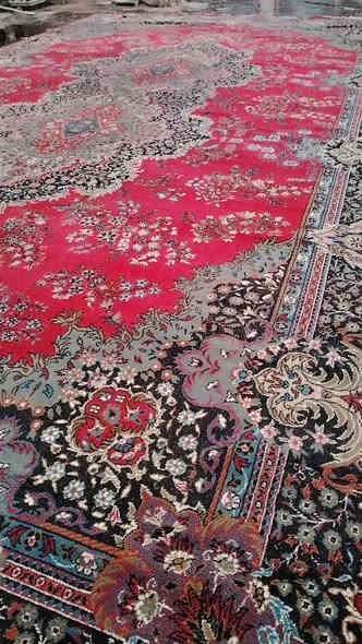 السلام عليكم  زوليه كاشان للبيع  حجم كبير  رقم الهاتف***********
