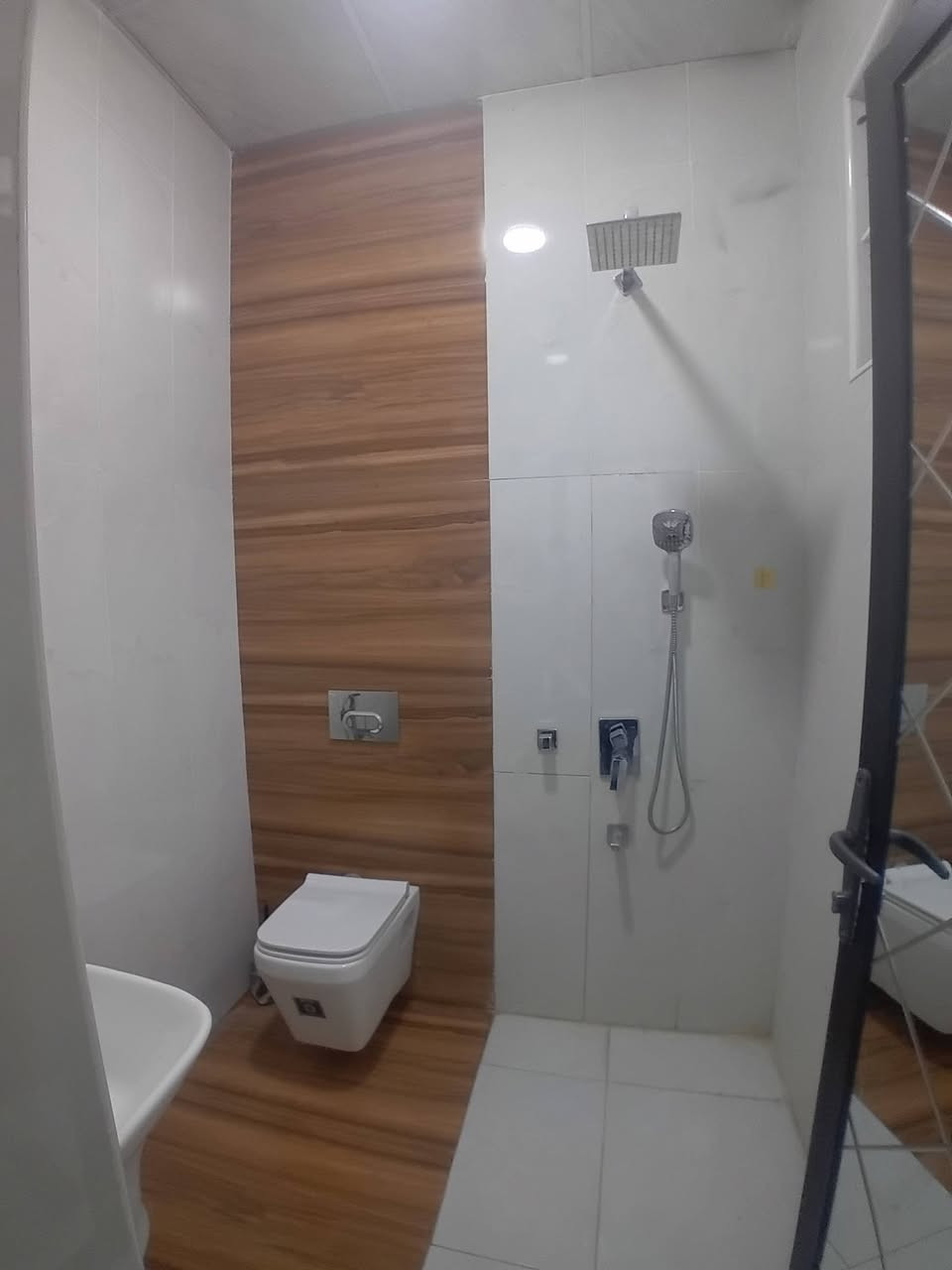 بيت للبيع في حي الدوانم المساحه 150م بناء درجه اولى حديث 2025 الشارع 12م
اربع غرف 
ثلث حمامات
صاله ومطبخ ديوانيه 
حديقه داخليه
السعر 115 وبي مجال 
*********** : فقط الشراي
