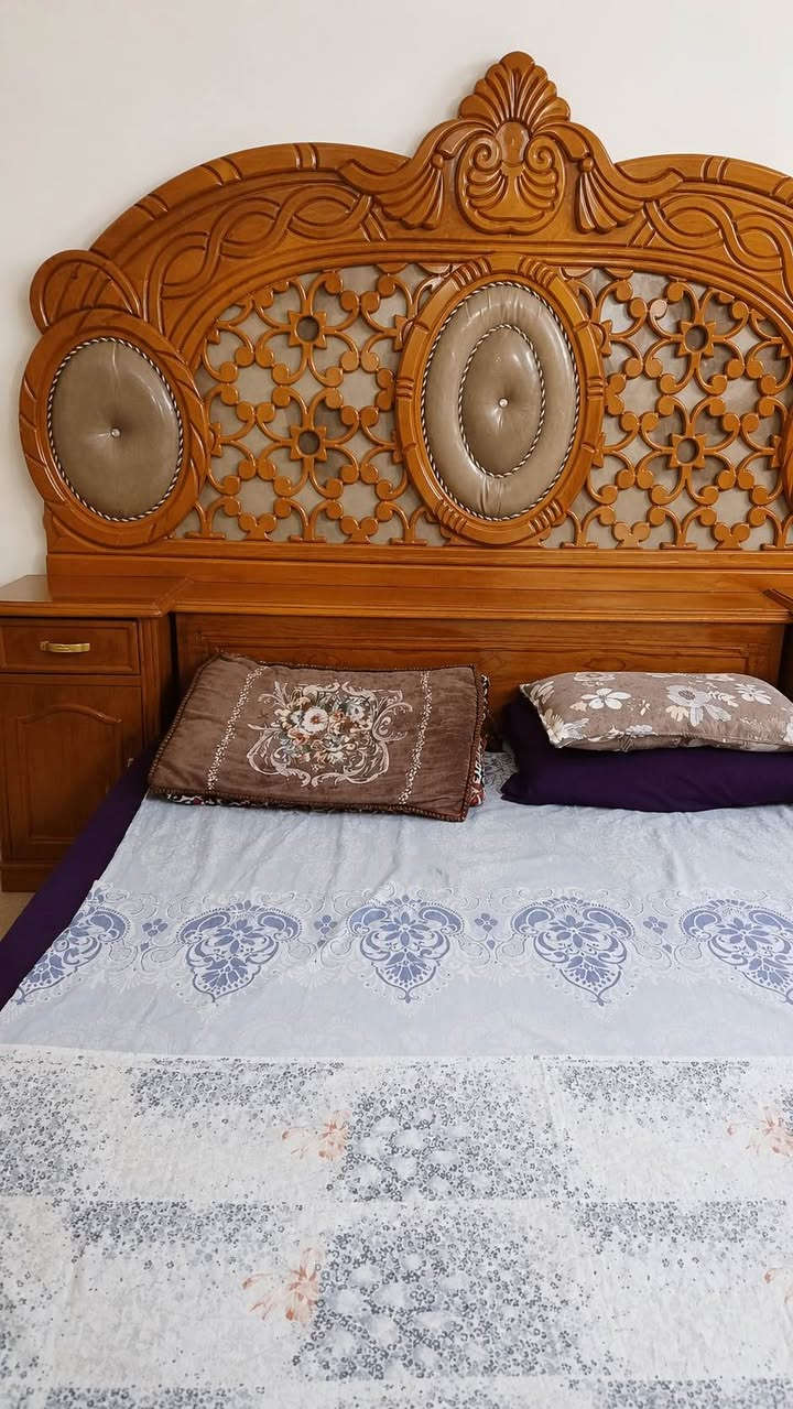 غرفة نوم صاج عراقي نظيفة. خمس قطع. سعرهاا مليون وربع وبيها مجال Singapore


**إذا كنت صاحب هذا الإعلان وتريد حذفه لأي سبب، رجاءا أرسل رسالة إلى الدعم الفني**
