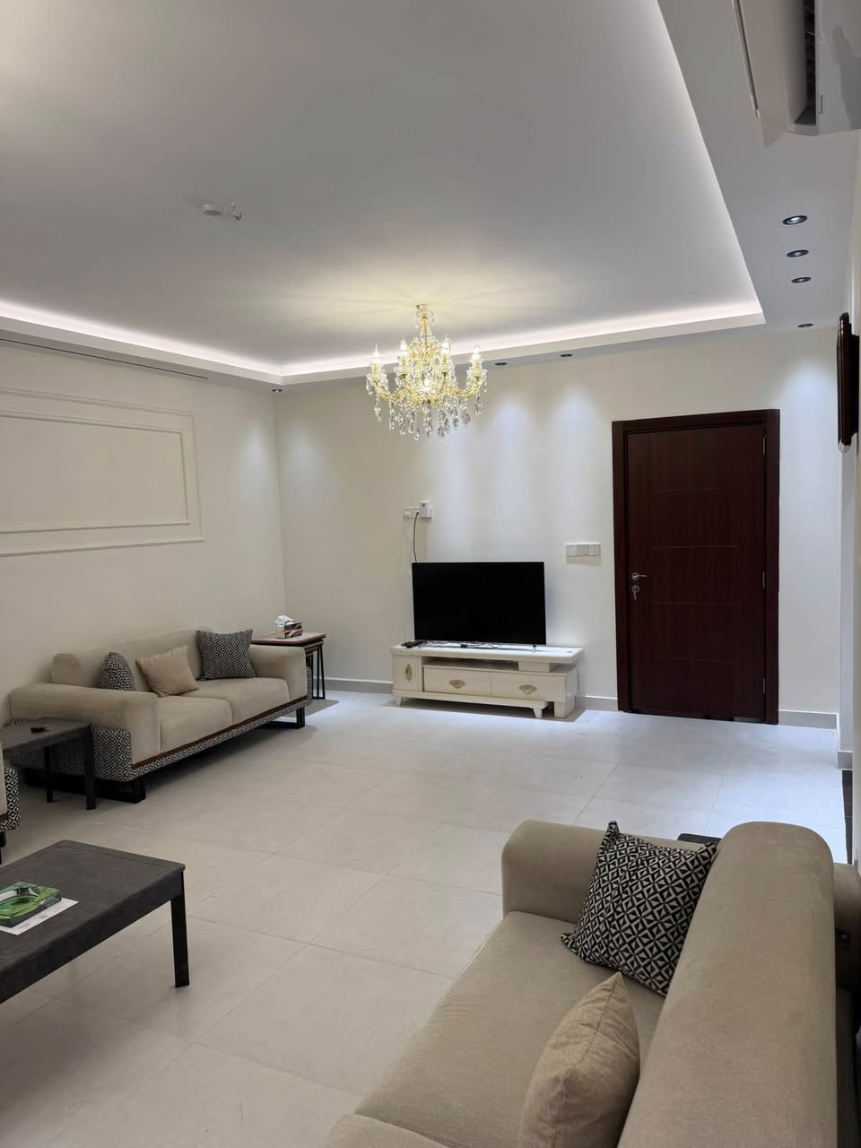 شقة مؤثثة للايجار مجمع دار السلام السكني
مساحة الشقة 207 متر 
طابق اول 
غير مسكونة 
الشقة مجهزة باثاث كامل 
غرف نوم 
تخم صالة + تخم الهول 
مطبخ كامل مع ادوات مطبخ 
ميز طعام
سبالت عدد 5 
تلفزيون 
السعر على الخاص


**إذا كنت صاحب هذا الإعلان وتريد حذفه لأي سبب، رجاءا أرسل رسالة إلى الدعم الفني**