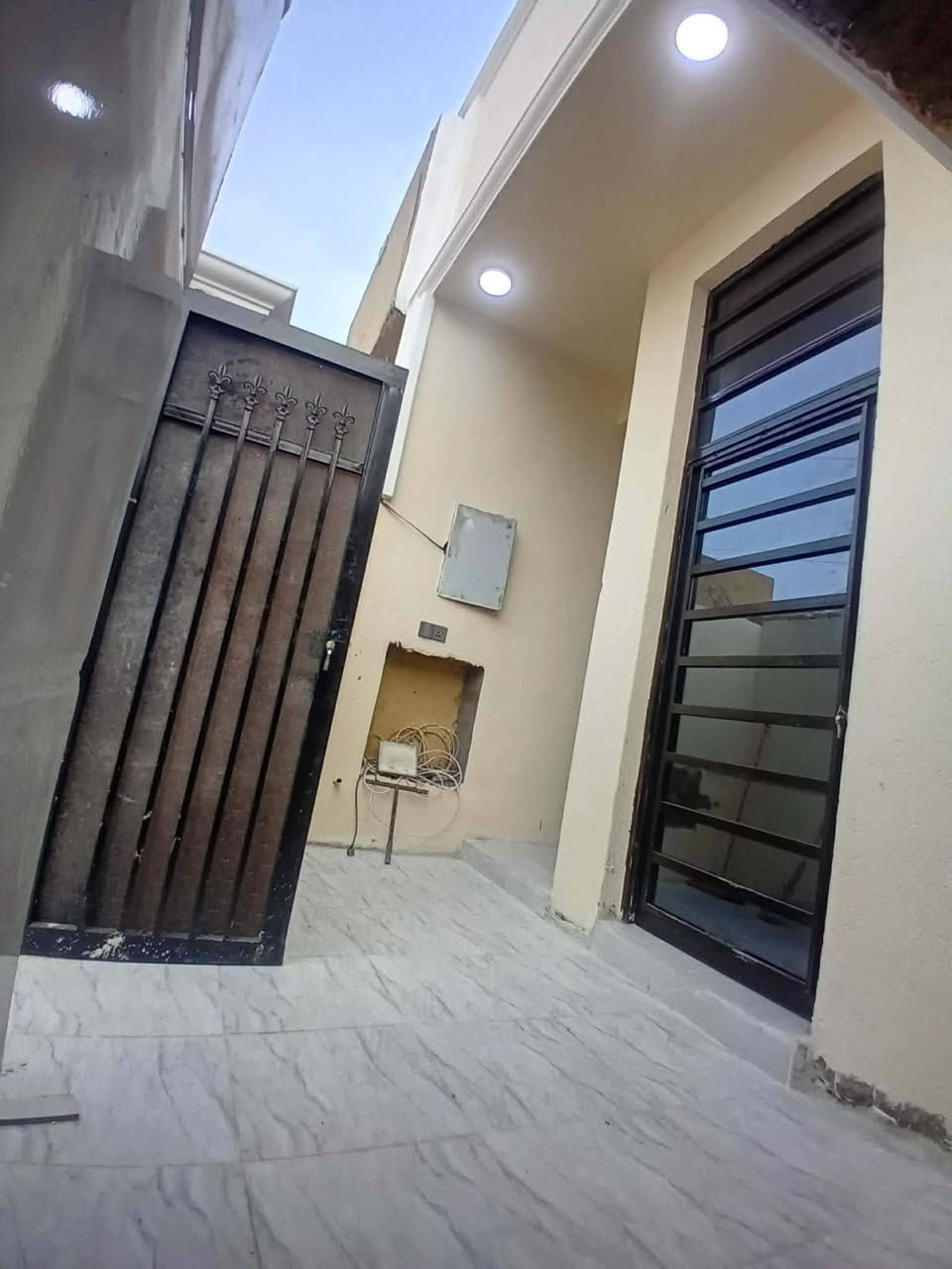 مشتمل حديث للبيع حي حكيم شارع كاله قرب كورنيش مساحه 100,متر يتكون من غرفه نوم وصاله ومطبخ واستقبال مرقم من بلديه حديث جاهز للسكن كهرباء بوري نضام سبالت تقطير فوول مواصفات واجهه فوم وصبغ الاتصال ***********او واتساب سعر خاص او واتساب وتدلل
