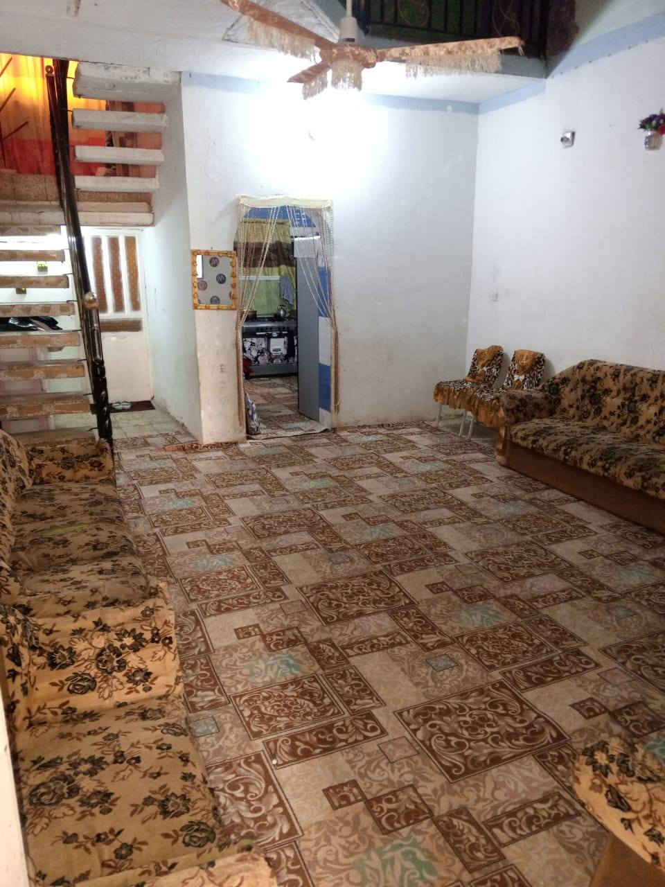 الدار للبيع قاطين المساحه100 العنوان الدبيسات مقابل مستشفى الحكيم شارع ناصر باله يتكون البيت من ستقبال وصاله مفتوحه على الطابق الثاني ومطبخ وغرفة عدد 2 وصحيات  البناء2012 السعر 95مليون بيه مجال الاتصال *********** مكلف بالنشر
