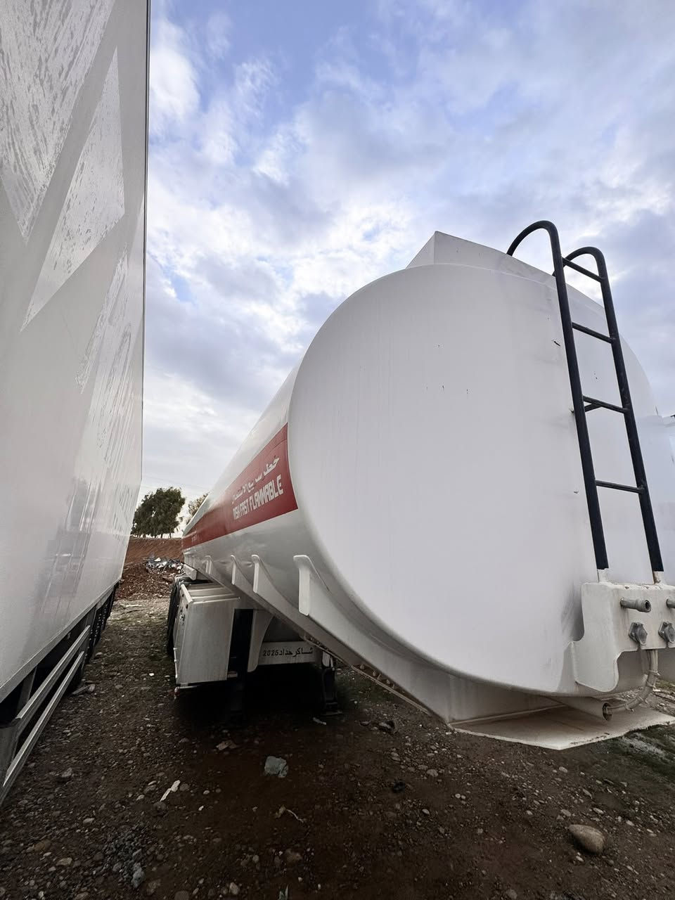 تانكي شاكر ٢٠٢٥
كتاب شريكه شاكر 
به شه رت ره ش و به نزين و كازي بار نه كرديه به س ئيشي ئاوي پي كرايه 
سحر -١٢٥ و مجال 
ز.م ***********
قه زاي خه بات
