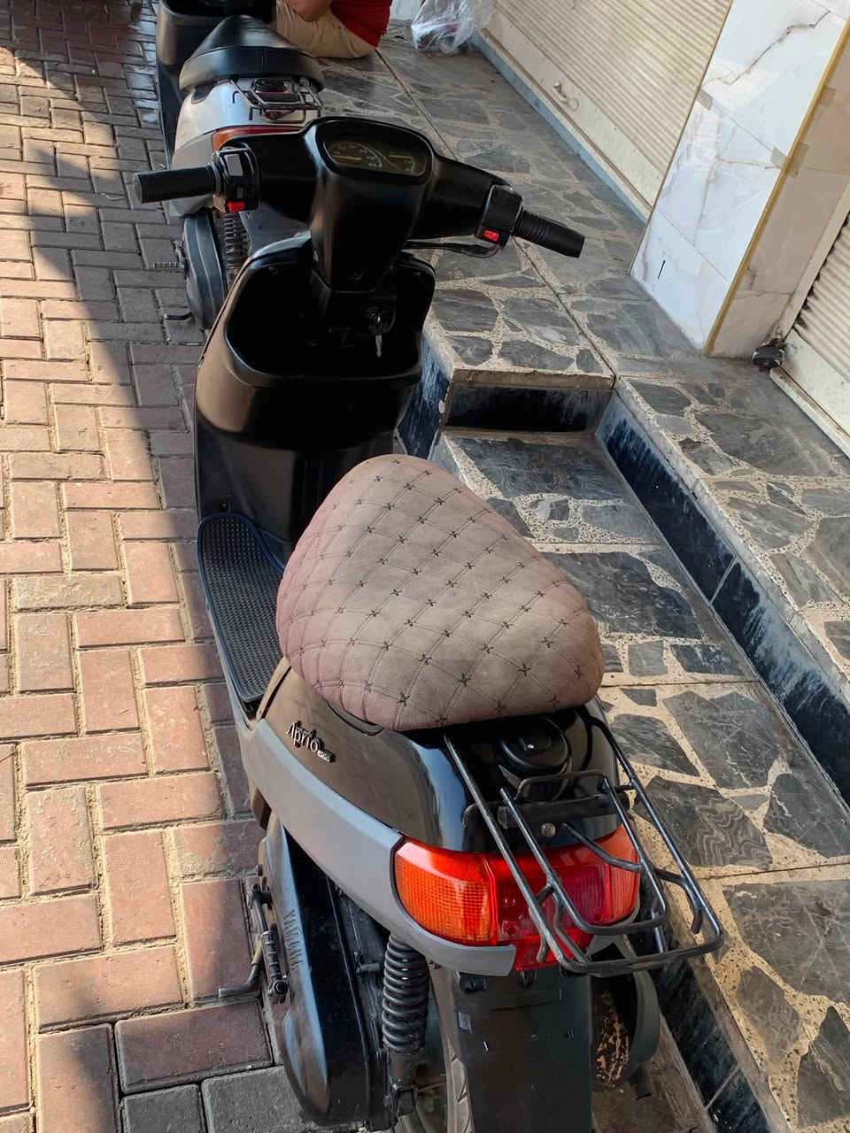 السلام عليكم دراجه للبيع وايرمنيه سلف أشاير كلو شغال شرط بس يعوز باتري جيب باتري وياك يلا ما شتغل لا تاخذو شرط مكينه نضيفه صوتو اخرس معدل تحريكه دروعه شرط اصلي دراجه نضيفا ما بي ونه مال اكسن بس بانزين ودهن وين ما يعجبك روح بي السعر ٣٠٠ وبي مجال للطيبين الرقم ***********
