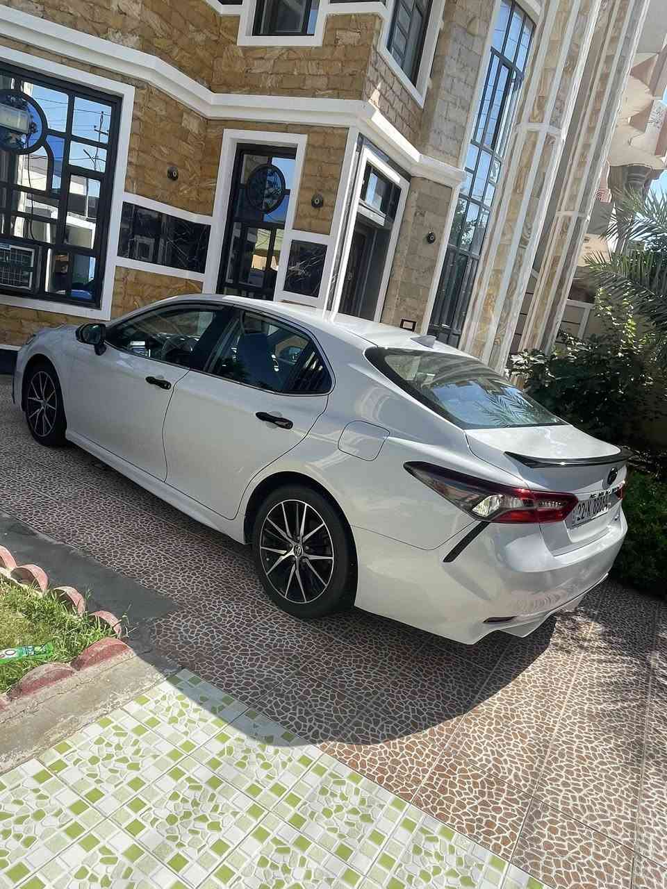 السلام وعليكم للبيع كامري موديل 2023  مواصفات se لسيارةكلين  بدون ضرر بدون صبغ بدون تبديل مكفولة كفالة عامة رقم أربيل تحويل ثاني يوم لون اسموك مواصفات 
كشنات جلد 
شفتات استيرن تحكمات 
اشاير مري تحديد مسار 
رادار امامي وجانبي 
قيادة ثاتية 
كشن كهرباء ومو مواصفات هواي بعدد لاستفسار لاتصال *********** مكان لسيارة ديالى
