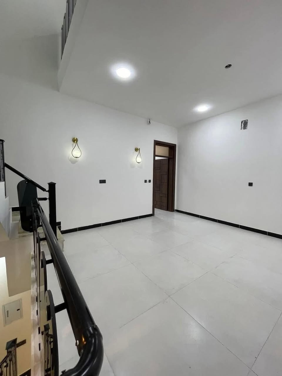 بسم الله ماشاءالله :
🔹بيت مساحة 100م-  واجهة 6،250 -نزال 16 

▪️فول مواصفات  

البيت يحتوى على( 4 غرف نوم مع 3 حمامات)

 *الطابق الاول يحتوي على استقبال ومطبخ وصالة 

 كبيرة وغرفة نوم مع حمام ملكي مع منور

*الطابق الثاني 2غرف نوم مع حمام

*الطابق الثالث غرفه وحمام اسويت بيتونه كبيره

المواصفات //

رفت 40مع بتلو 10 يعني صار 50 والصور كلها موجودة 

من بداية البناء اما السبتتنك تجي وتشوف بعينك ع 

شرط غرفة نوم مسويها

ارضية كلها 60×60وتطبيك الارضية فرش حصو مع 

بسيس بالاضافة الى مادة

المطبخ والحمامات والحولي كلها تطبيك الواح وليس سيراميك

بورد نظام كامرات وانترنت مخفي

ابواب تركي اصلي ضمان مع ابواب حمامات المنيوم

مغاسل تعليك مع غربية تعليك نوع توته

حمامات الواح مع خلاطات تركي اصلي

البيت جبسن بورد مع انارات بروفايل وانارة مخفية

بوكسات خارجية للغاز والماطور مع تانكيات عدد 2 الف لتر

🔹نوع العقار طابو زراعي سند٢٥

🔸 الدورة -البوعيثة -العدل الاول رابع فرع عن مثلث الذهبي

🔻البيت باسمي مباشر بدون دلاليه 

اتصال 

‭***********
