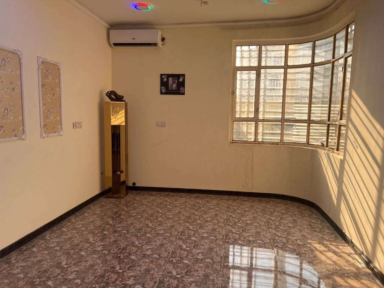 بيت للبيع في منطقه دور الضباط مقابل قاعات الأعراس انطاليا وقصر الاحلام المساحة 263 متر الواجهة 8 و30  والنزال 30 متر البيت طابقين والبناء طابوق السعر 640 من راعيه مباشر  التفاصيل خاص رقمي ***********
