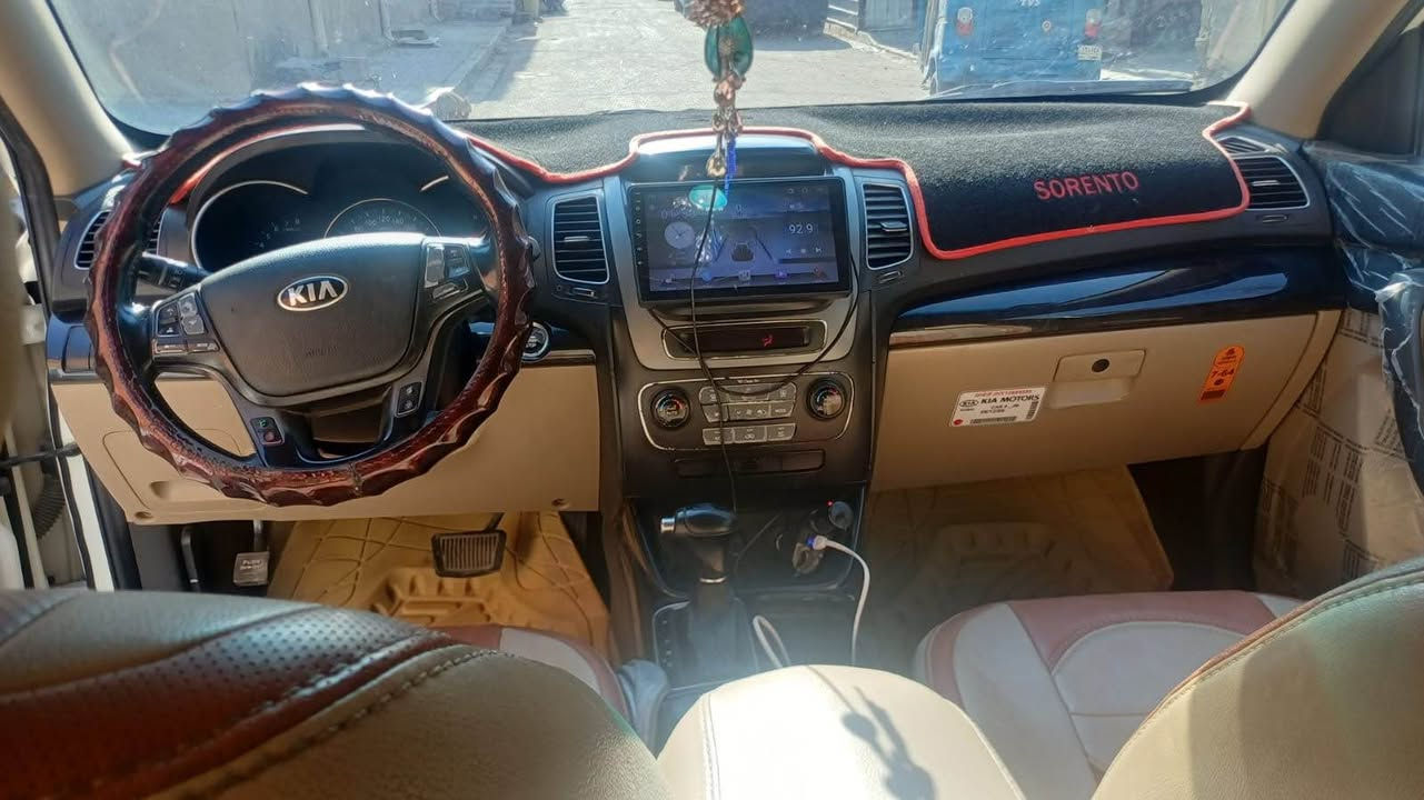 السلام عليكم 
***********
للبيع كيا سورنتو 2014 خليجي كفالة من ضربه وصبغ والفتح بيها فقط باب الصدر بادر خفيف مايبين بس بل السونار رقم دولي بسمي وسنوية جديدة 7 راكب محرك وكير مامفتوح لاصوت ولاتبخير V6سته سلندر منضومةتبريد جديدةكاملة مواصفات تحكمات استيرن جهتين بصمة تشغيل بلاد كامرة شاشة حدادة حلوة تخم تاير جديد السعر 175ورقه مكان السيارة البصرة القديمة
مكلف بلنشر الزبير, البصرة
