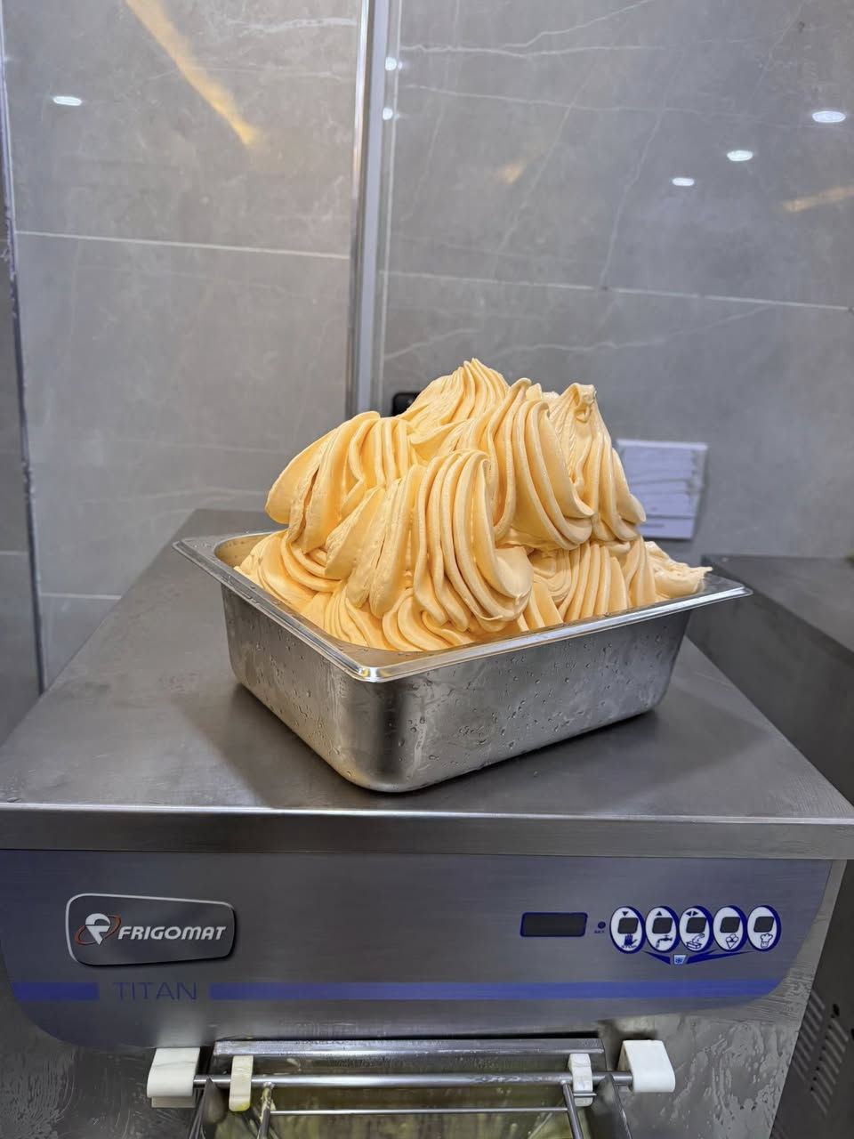 #معرض #الايطالي
إنتاجيه Ds فريكومات تيتان أيطاليا 🇮🇹
10. لتر 
مستخدم نضيف جداً 
محور سويچ سرعتين 
المكينه جاهزه من كلشي 
انتاج ناعم 
تبريد ماء 
3فيز 
السعر والتفاصيل مراسله الصفحة 
اؤ الأتصال هـ. ***********.   او.    *********** 
العنوان بصره 
#سيدحسين
