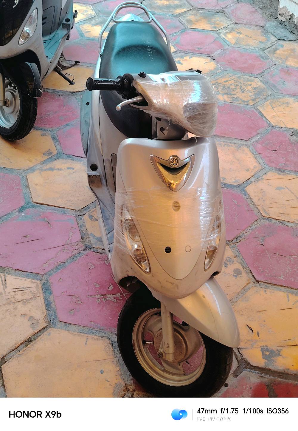 
ما هو موديل السكوتر وسنة التصنيع؟: 
2003
كم المسافة التي قطعها السكوتر بالأميال أو الكيلومترات؟: 
8000
هل هناك أي مشاكل أو أعطال معروفة بالسكوتر؟: 
فقط ستاند نص
ما هو سعر البيع المطلوب؟: 
75000
أين يقع السكوتر ومتى يمكن ترتيب موعد للمشاهدة؟: 
بكيفك