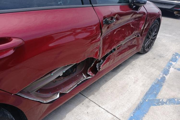 السلام عليكم
موديل 23 K5  GT
مكينه و كير ع وضع شركه 
حادث موضح بلصور سياره بدون ايرباك بدون شاصي 

مكينه 2500T
1 بصمه
2. فتحه
3 تبريد قطعتين
4رادارات
5كامره خلفيه
6ويل 19 رياضي 
7 تدفه كشنات
8جنطه ذكيه عند الاقتراب
سياره خير من الله بيه مواصفات للستفسار اتصال واتساب*********** مكاني بغداد الشرطه الخامسه السعر 190 ورقه و بيه مجال

