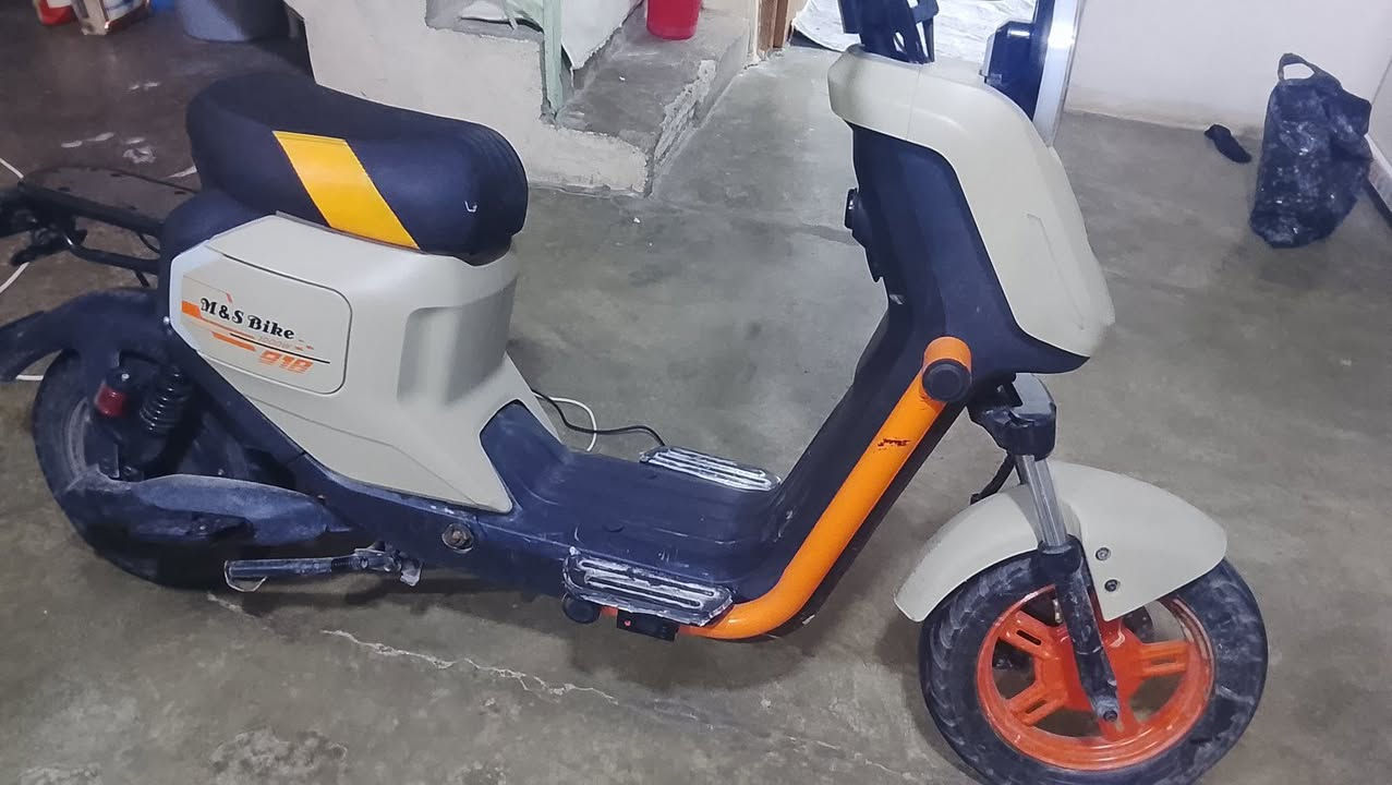 سلام عليكم شباب دراجه لبيع موديل 2025 كل عيب مابيها سرعه كير الاول 55 كير الثاني 75 كير الثالث 99 اشاير كله شغال ابريكات شغال بلاتوث شغال صوت عالي بطاريه شرط 
عل مفتاح نوع اف 918 نوعيه مرغوبه ابيع او مراوسه 
سعر 400 او بي مجال مكاني كركوك قدسيه الثانيه شارع ابو وليد رقم الهاتف *********** شراي اتصل عل رقم او تعال خاص تحياتي للجميع
