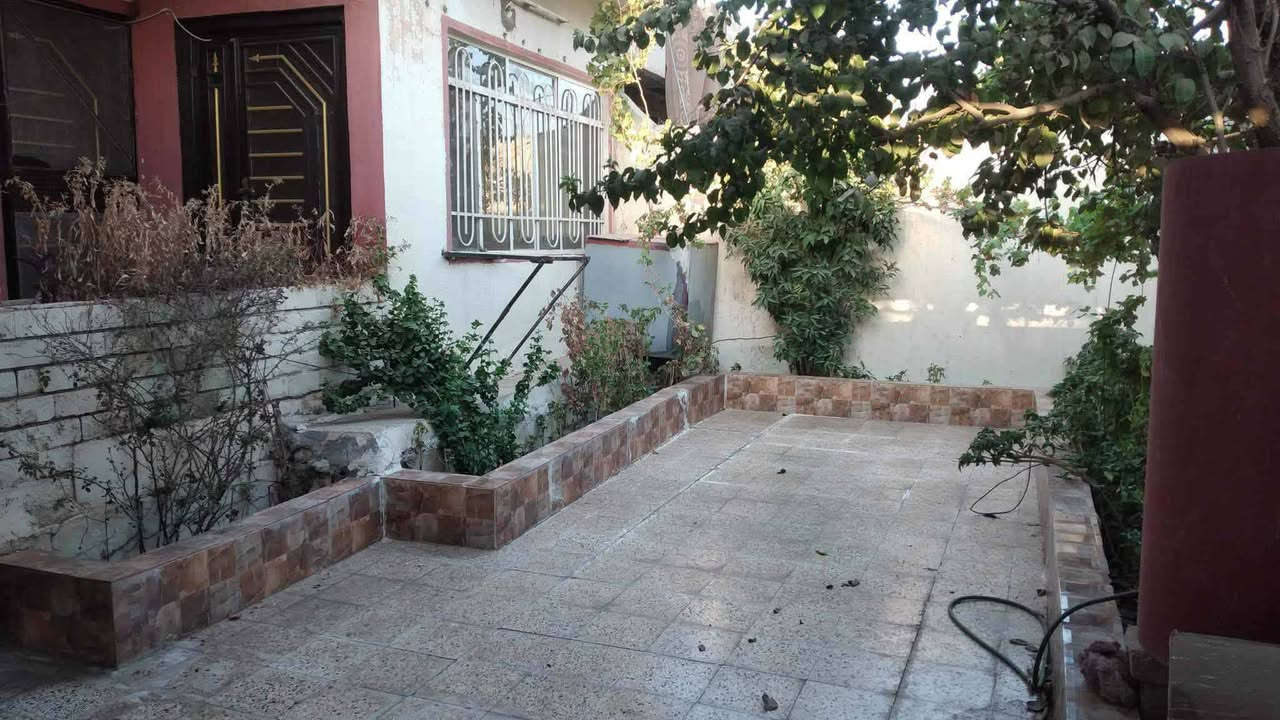 دار للبيع  بسعر مناسب
حي عدن فرع جامع الأمين 
المساحه200متر الواجهه 10نزال 20
سند ملك صرف طابو الزهور البيت قبله 
طابق واحد يتكون من
 هول +خطار+غرفتين نوم+مطبخ + صحيات + 
مناور + كراج 
التحويل مباشر من الشرعي 
للتواصل: ***********
