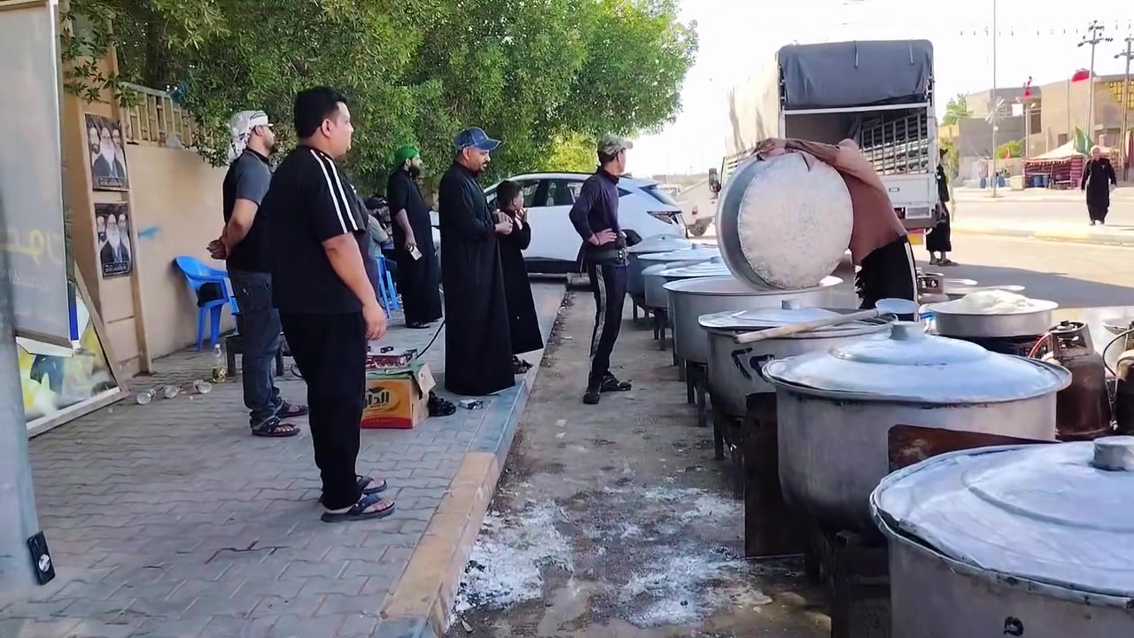تجسيداً للخدمة الحسينية.. #موكب_آل_الصدر في #الزبيدية يقيم مأدبة عشاء للمواكب المشاركة في الاستعراض السنوي
في شارع المواكب


**إذا كنت صاحب هذا الإعلان وتريد حذفه لأي سبب، رجاءا أرسل رسالة إلى الدعم الفني**