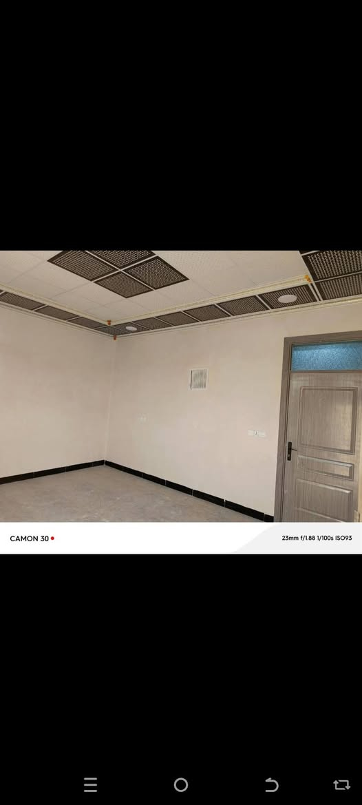 السلام عليكم ورحمه الله وبركاته
بيت زراعي مساحة ١٠٠ م مربع الواجهة ١٠ والنزال ١٠ 
يحتوي على مطبخ واستقبل وهول داخلي وغرفة نوم وصحيات داخلية 
والطابق الثاني يحتوي على بيتونة وغرفة نوم 
يعني البيت طابق ونص 
سقف ثانوي نظام دكتات وطاقة كهربائية ٥ امبير 
خزان ماء سعة ٤ آلاف لتر البيت فول سيرايك 
مجاري صحيات البيت ما ناقصة اي شي بأذن الله 
الموقع الحولي الزراعي الحي العسكري البيت يبعد عن الشارع 
٢٥ متر يعني خلف التجاري 
الشارع مجاري وكهرباء ومولد 
السعر ٥٦ وبي مجال قليل.. 
***********
