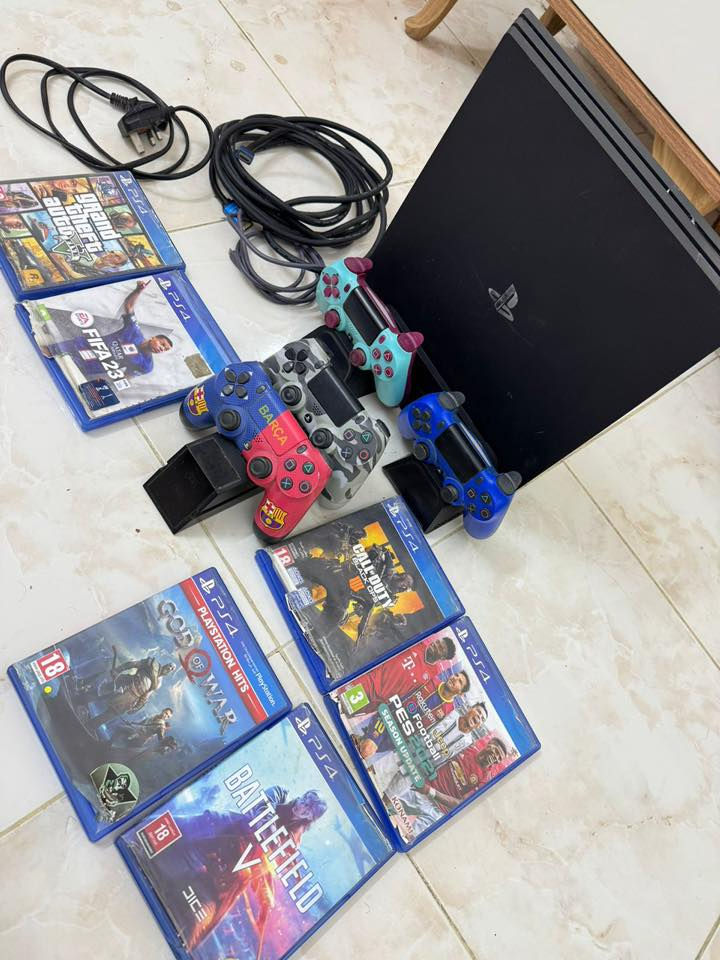 سلام عليكم بلي فور سلم واحد تيرا اونلاين ويا ٤ جوستكات اثنين منهن يرادلهن بس بطاريه سعر تصليحهن مايكلف ١٠  و٦ اقراص مثل ما موضح  بصوره ويا قاعدة مال بلي تبريد ويا قاعدة مال جوستكات شحن وغراضه وكرتونتة كلها كامله مامفتوح ولا مشخوط كلش نضيف  سعر 335
سعر مو مبالغ بي لين غراضه كلش هواي والله 
موجود واتساب ***********
