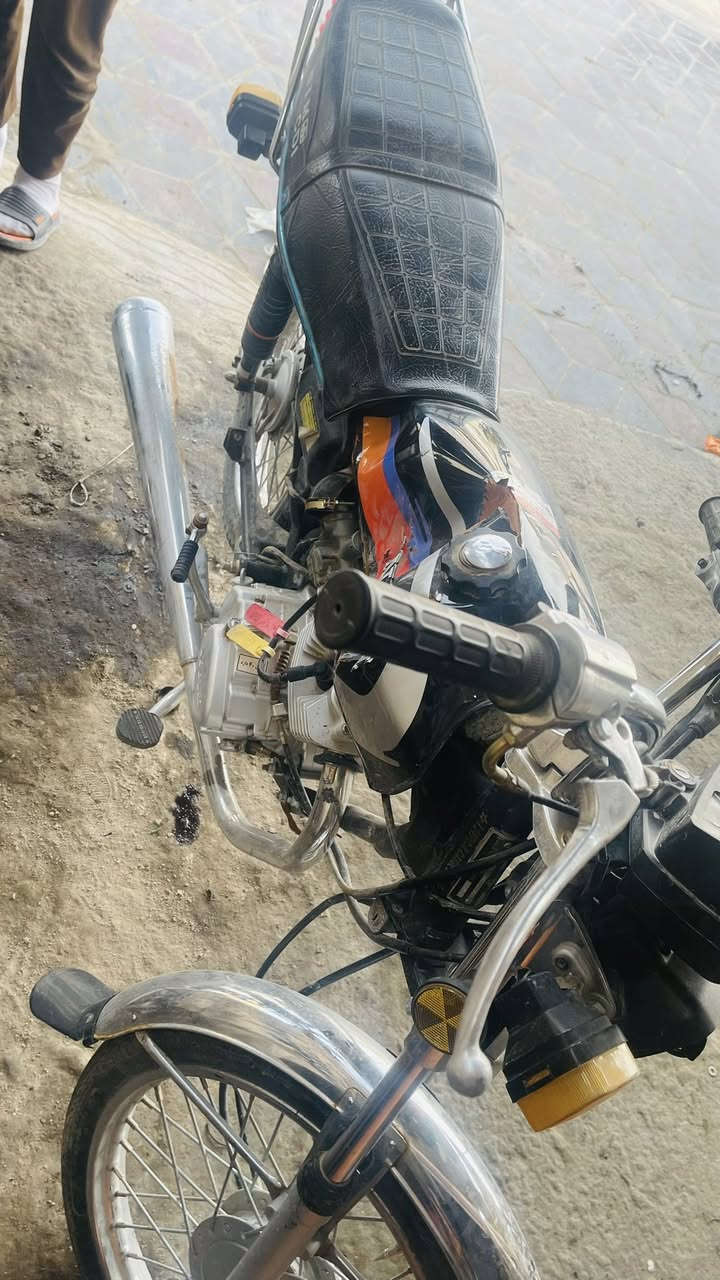 السلام عليكم دراجه سويت بيه حادث للبيع موديل ٢٠٢٥ اوراق كامله الشاصي معوج السعر ٣٠٠ بيه مجال تفاصيل اكثر اتصل مكاني حله ابو غرق دو ***********
