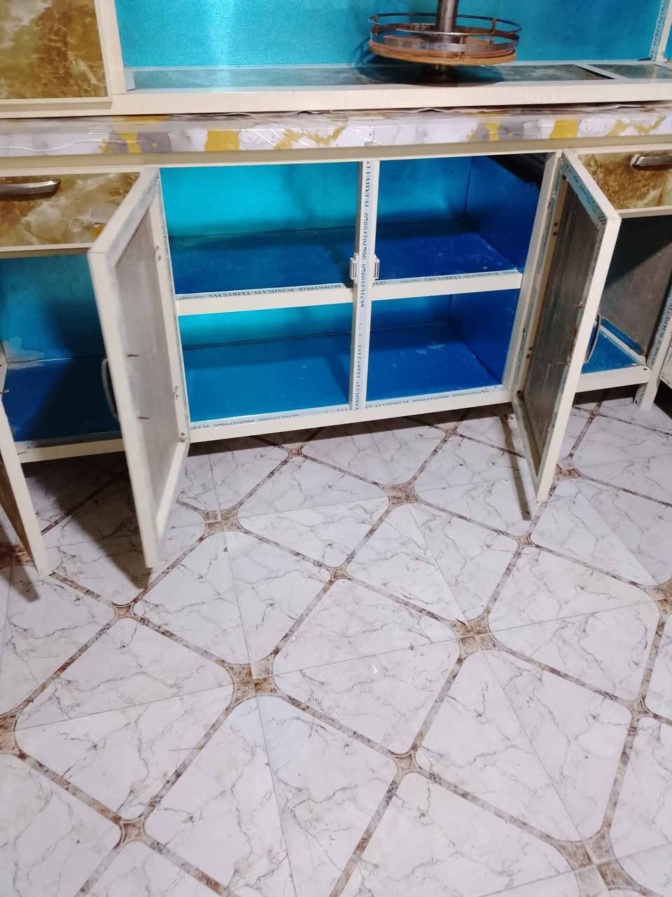 للبيع كاونترات واحد 3 قطع  2 متر و سنك متر ونص  سعر 300 وثاني مرمر   2 متر سنك و تعليك   سعر 250  / بدون اضرار  العنوان بصره تاميم للاستفسار *********** البصرة, العراق
