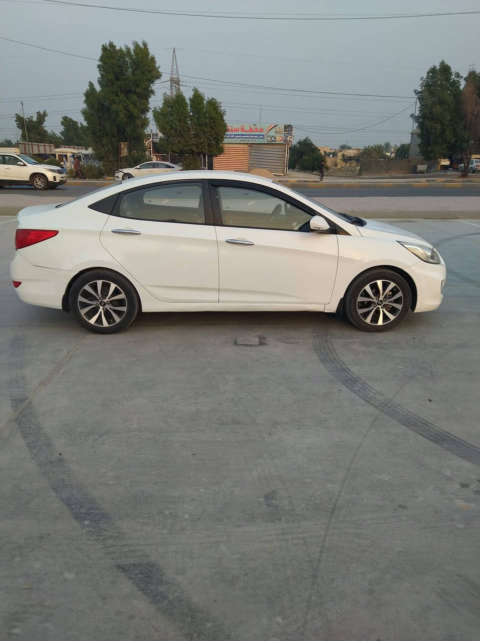 السلام عليكم
اكسنت مديل2016 خليجي 

مكينه 1600 

تبريد تخم تاير 

حداديه سياره جاهزه مانقصه شي

شاشه كامره تحكم استيرن اشاير 

كهربايات سياره جاهزه

رقم بغداد مكان لسيارة النجف الاشرف 

السعر 115 وبيه مجال 

لاستفسار ***********
