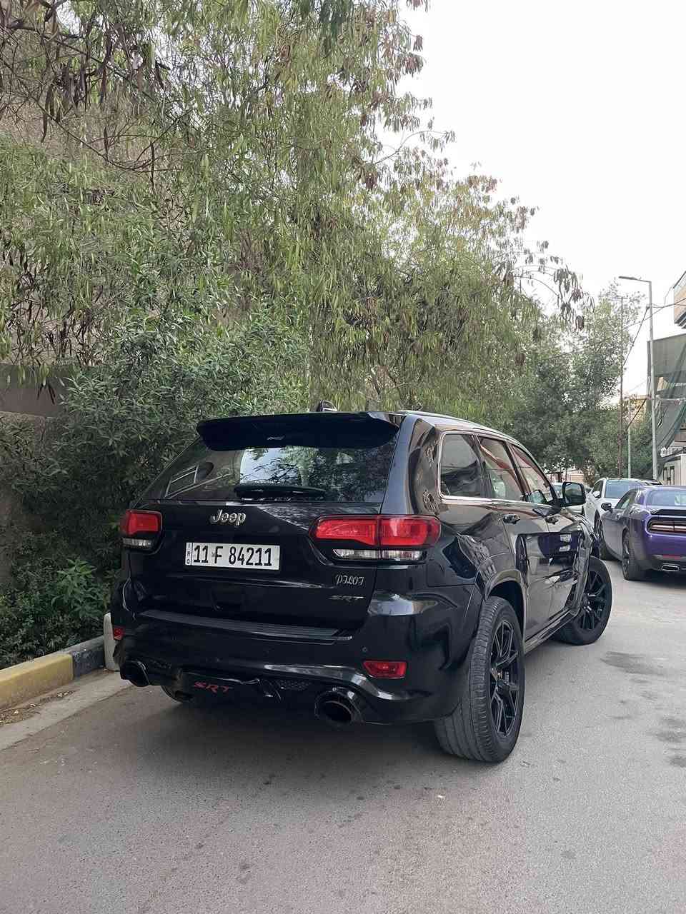 السلام عليكم
جيب شيروكي للبيع  
سنة الصنع :2014
حجم المحرك : ٨ سلندر5700 
المستورد :خليجيه  
حالة السيارة : كلين تايتل بلعراق بيها بنيد وكعت عليه بلوكه وصبغته  
بدون ايرباك  بدون دواخل
المواصفات : 
رادار امامي 
فتحة سقف بانوراما 
مقاعد كنتارا + جلد 
مقاعد هيتر + تبريد + خزن 
ستيرن هيتر 
كاميرا خلفية 
حساسات امامية + خلفية 
اضائات امامية و خلفية LED 
سماعات من نوع Harmon/Kardon 
٥ وضعيات قيادة 
ويل قياس ٢٠ انج 
بريكات Brembo 
خزن ميموري 
دمام صندوك 
صندوق كهرباء 
مري قلاب مع بك وشفط 
رقم بغداد هزه وسنويه جديد مكان سياره حي تونس 
السعر : 180 وبيها مجال 
للتواصل ***********
