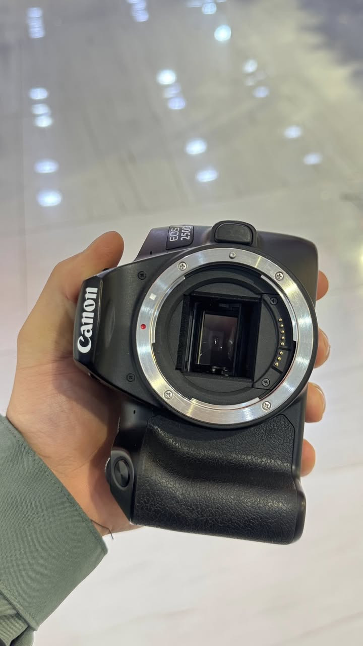 كامره 250d لبيع نضافه 100‎%
مع عدسه 24/105 
كروتنه + حزام + تفاصيل كله كامله غراضه 
لتفاصيل ***********
