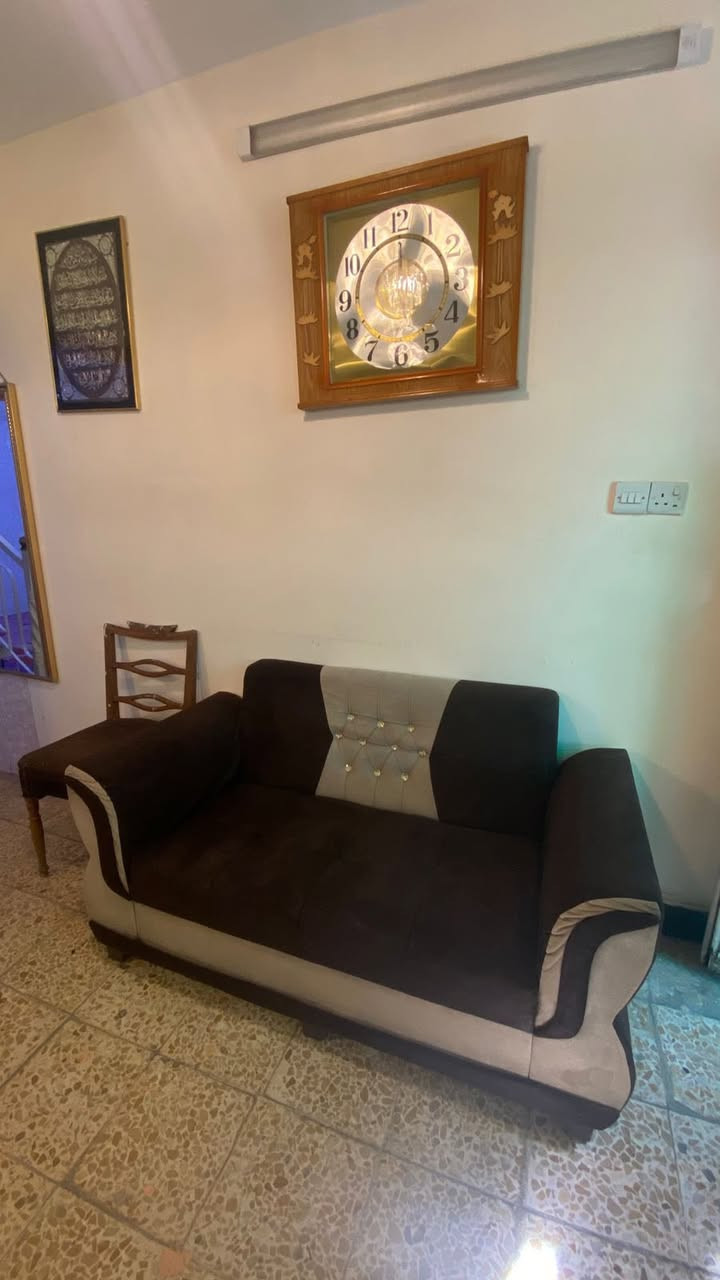 نص تخم مستعمل نظيف للبيع قنفه عدد 3 مقاعد والقنفه الثانيه مقعدين وكرسي للبيع سعر 160 وبي مجال ***********
