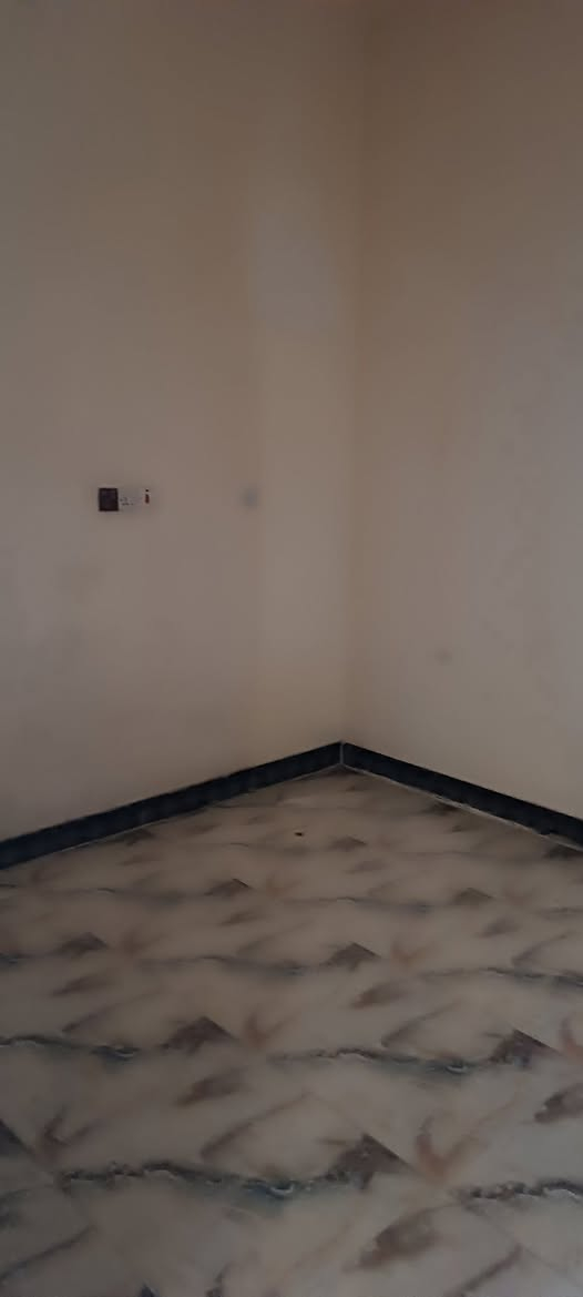 السلام عليكم 
معروض للايجار نصف دار خلفي طابقين نظيف جدا في منطقة حي الفداء شارع ابو لبنان قرب الدوريه 
يحتوي على 
استقبال 
وصاله 
 وغرفه نوم عدد (٣) 
مطبخ 
صحييات وسطح 
الإيجار (٣٠٠) الف مع اجور الماء والكهرباء 
للاستفسار الاتصال واتساب ***********
مكتب المدار الذهبي للعقار
