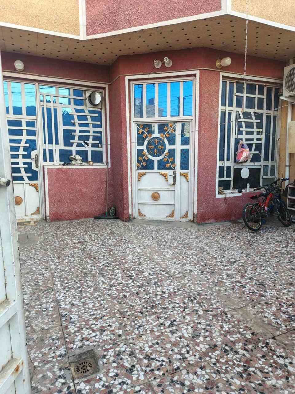 دار للبيع طابق واحد طابو ملك صرف البيت مساحة ١٢٥ طابق واحد  حي الرئاسة العبيدي شارع ٢٠ الشارع قرب افران الزيتون البيت يحتوي على استقبال وغرفة نوام وصالة كبيرة ومطبغ ومنور البيت جاهز ونضيف الاستفسار على الرقم ***********
