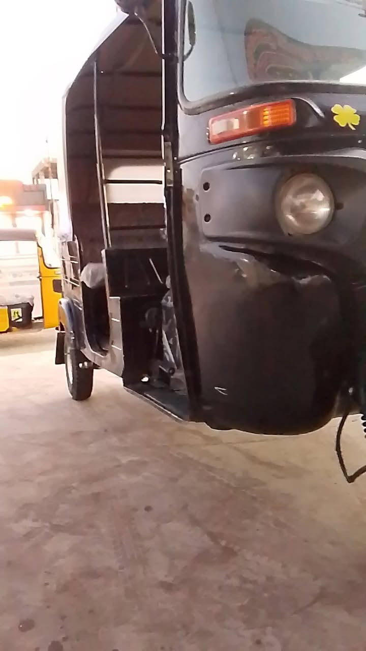 السلام عليكم تكتك 20 شهر 12 رقم وسنونه نكليزي بسمي فقد دوس المكان الحسينيه مال  راشديه جاهزه كبل للشارع 
***********
