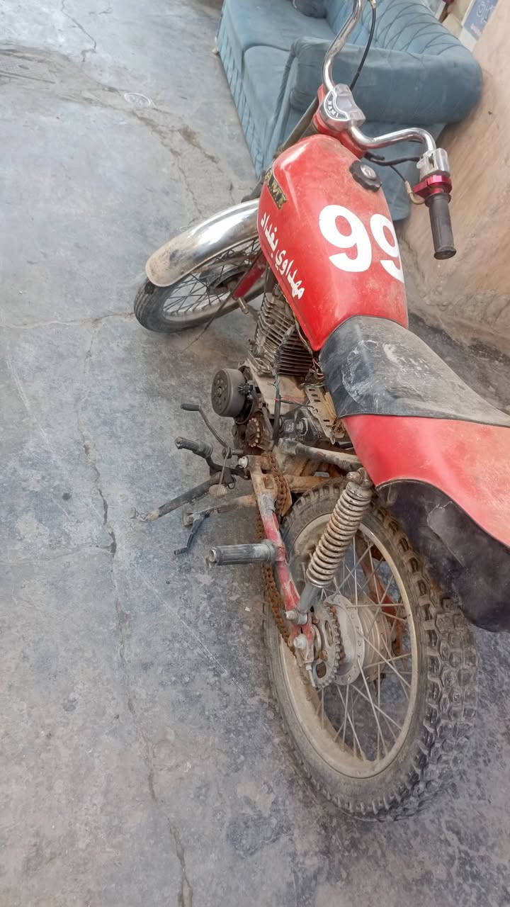 دراجه بدون محرك
بس كشر كلك كلك.. يعني سكنر 
السعر 300
المكان بغداد الشعب.. 
لاتصال، ***********
