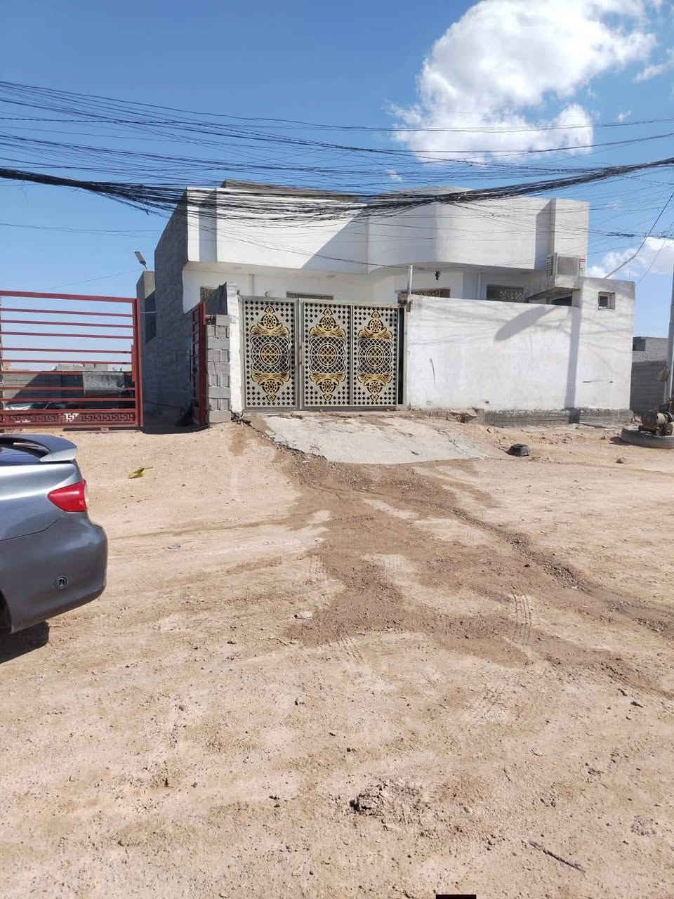 السلام عليكم بيت البيع في منطقة البجويله قراب شارع العام المساحه 200 متر وجه 10 ونزال 20 بناء بلوك جديد يتكوان البيت من غرفتي وصاله ومطبخ وحمام واستقبال شارع 15 السعر 70 وبيه مجال الشراي الاستفسار ***********
