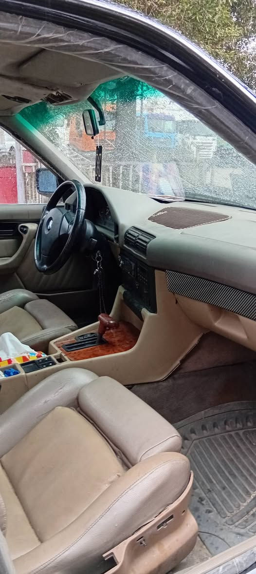 السلام عليكم للبيع بي ام السعر٤٨$ورقه موديل ١٩٩٢ تحويل كير و مكينه بل الجيس فول حجم ٥٣٥ شرط السرعه ٢٥٠ تراي للبصره *********** بغداد بسمايه بل الشقق
