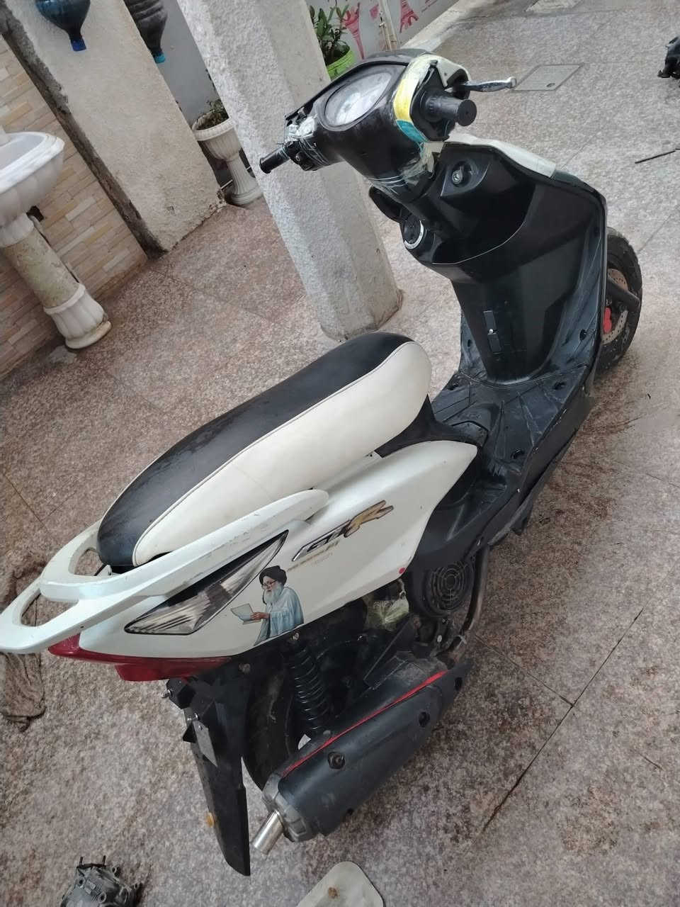 السلام عليكم للبيع سكنس ثعلب نوزل بيها صالنصه صجميه كهربائيات شغاله سلف وهندر السعر 240قفل مكاني الدوره شارع 60رقمي ***********
