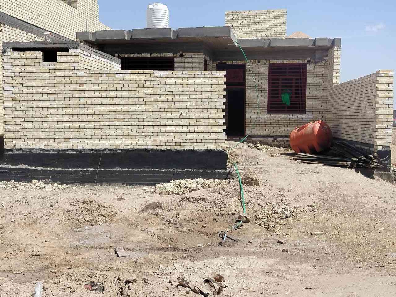 السلام عليكم بيت البيع المساحه ٢٠٠م يحوي على غرفتين ومطبخ وصاله وستقبال على فرع ابو الماش يم صيطره القديمه يبعد عن شارع ١٥٠م مكلف بل نشر  ***********
