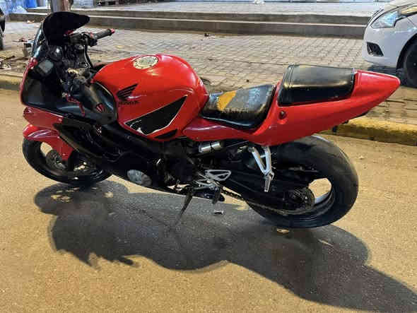 للبيع افوراي 2004  
مكينه مفتوحه 
الدراجه مناقصها كلشي بس دوشمه الكشن 
السعر 18وبيها مجال 
***********
