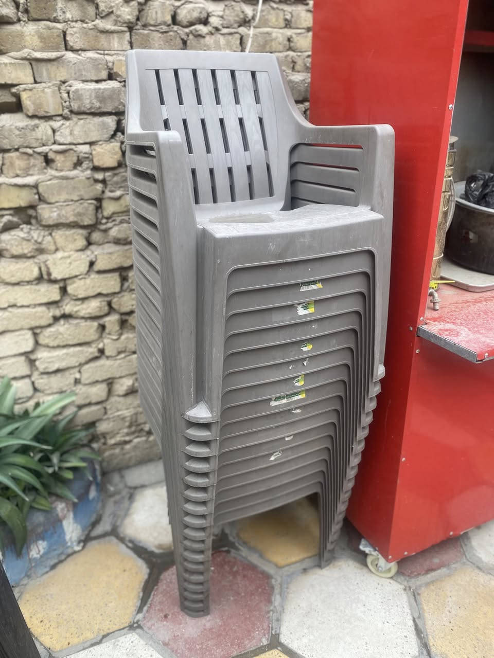 السلام عليكم غراض نظيفه قليل الاستخدام للبيع 
عنوان بغداد حي العامل 
الاستفسار ***********
