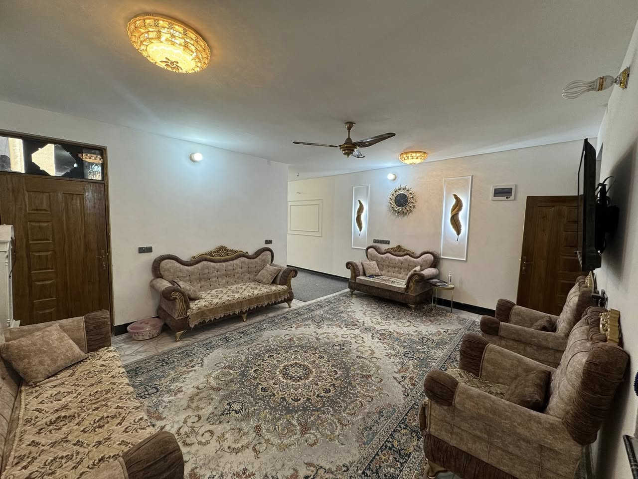 السلام عليكم بيت لبيع 250 متر العنوان الحبيبيه خلف مكتبت الجوهره اول فرع ع شارع العام البيت جدن نضيف للستفسار اكثر رقمي ***********
