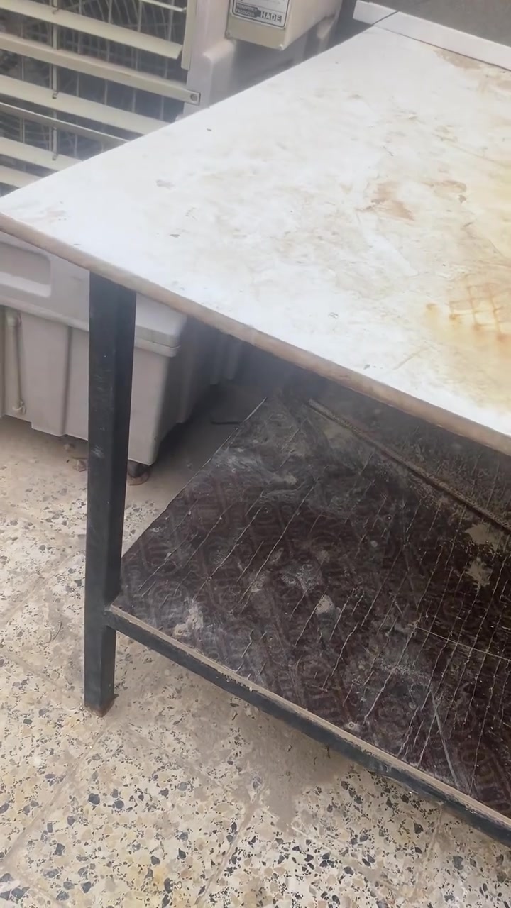ميز فصال للبيع

طول 240
عرض 120 

للبيع 
مكان بغداد البلديات

‭***********‬
