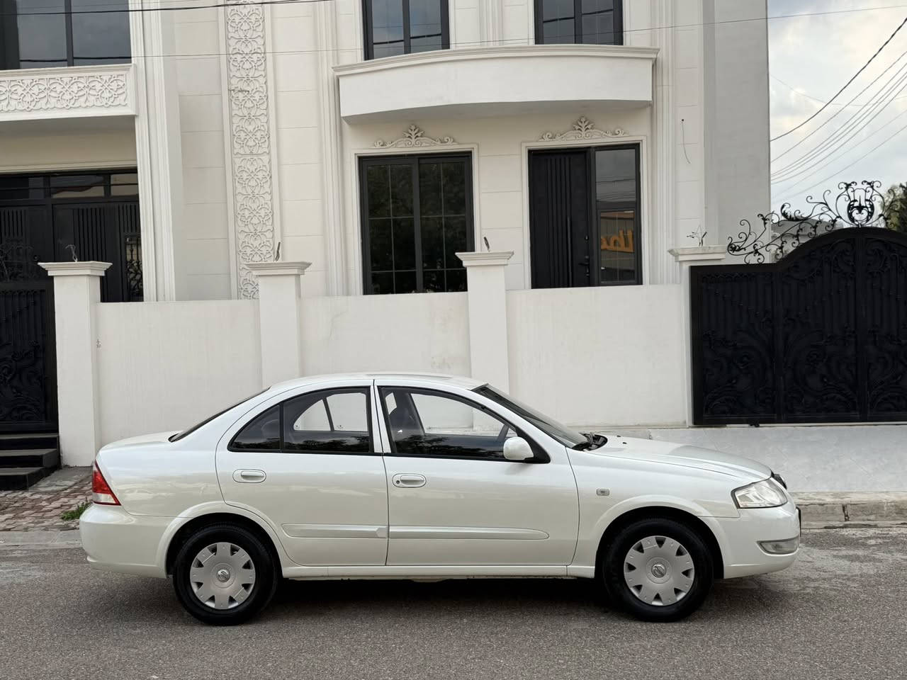 سيارة نيسان صني 2010 
شرط كير محرك صدر امامي خلفي جاهزها اربعه تايرات جددت ماشيه 121 سياره على وضع شركة اسبير شركة منازل بيها كارت بل جاملغ وبارد واحد وباقي كفاله عامه من كلشي سعر 117
***********
