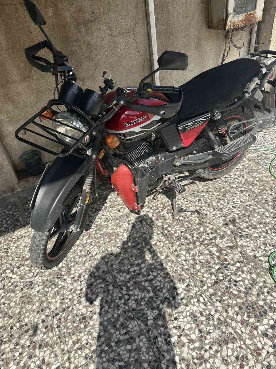 دايون جبلي رقم بغداد باسمي ماشي ٣٣ الف اخت الزيرو مكفولة كفالة عامة محركها 200 بيها GPS تتبع الدراجة رايدها ب مليونين و ٦٥٠ وبيها مجال قليل 
مكاني بغداد البياع الشراي يراسلني على الواتساب ***********
