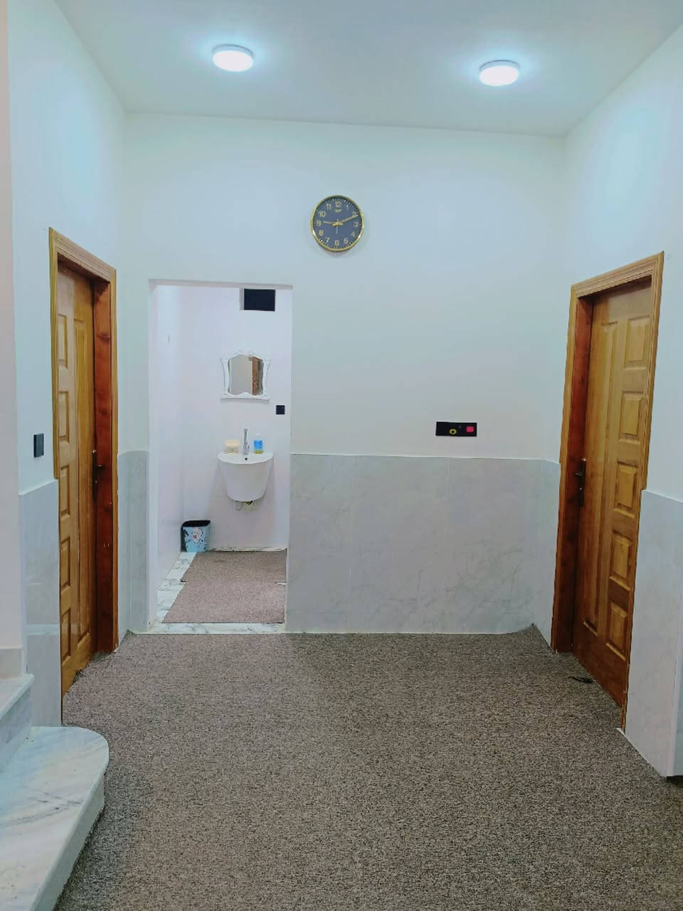 اللهم صل على محمد وآل محمد
🟩بيت زراعي 300 متر ،

⭕الوجه 12 متر والنزال 25 متر ،

⭕بناء طابوق كونكريت طابق واحد ،

⭕يحتوي على غرفتين و صالتين و استقبال و مطبخ حار وبارد و صحيات خارجية وداخلية ،

⭕ بناء حديث ،يحتوي على كافة الخدمات ماء ومجاري ،

🟩الاسكان الصناعي بداية حولي اليروح لمدرسة الحرية من جهة طريق سوق الشيوخ....بسعر مناسب ....   

                       ***********
