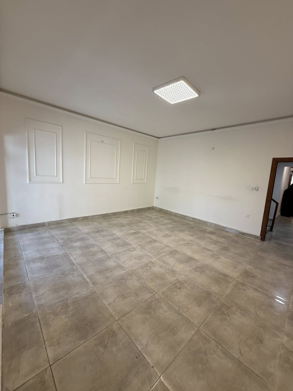 للايـجـار 🏠 الكرادة المسبـح

عنوان العقار 📍 الكرادة المسبح قرب سايدين كراج الفين

🔶 المساحة  400  مـتـر

يحتوي على كراج حديقة صالة مطبخ حار مطبخ بارد 

غرف عدد 4 ومجموعة صحيات ✔️

ــــــــــــــــــــــــــــــــــــــــــــــــــــــــــ
‎‏‎((شركة دار السلطان للعقار حيثٌ تَلتَقي الرُوٌية ,بلتَمَيٌز ))

❗️❗️ نسـتـقـبل العروض البيع الشراء والايجار ❗️❗️

بيع - شراء - ايجار - ادارة امـلاك - مقاولات عامة

‎‏‎📊كل ماعليك الاتصال أو المراسلة على الصفحة *ʲᵒⁱⁿ ᵘˢ*

 حسن زوانة *********** - ***********

‎‏‎الفرع الاول /عرصات الهندية مجاور فندق بلوم 

‎‏‎ الفرع الثاني /الـسـيـديــة الضباط مقابل افران الرباط

‎‏‎‏‎زبائننا الكرام بِكُم نَرتقي ونَتشرف بزيارتِكم ونَفتخر بخِدمتِكم ❤
