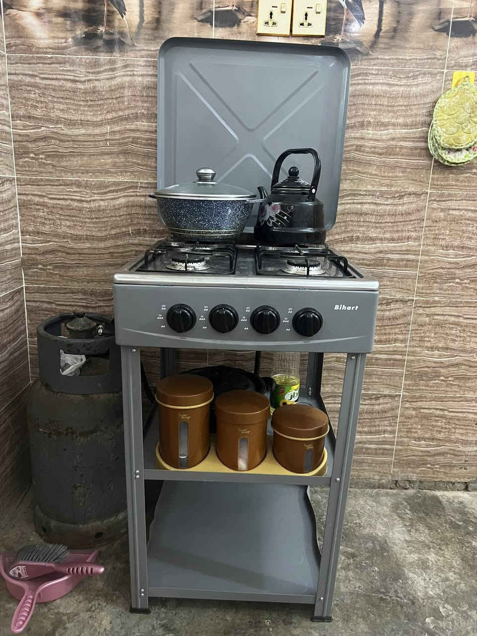 يالله سلام عليكم. طباخ أربع عيون شغال نارته حلوو السعر ٥٠  وثلاجه نضيفه حيل مثل ماواضح بلصوره لبيع السعر ٢٢٥ وبيها مجال. أدمن فدوه لروحلك 
العنوان حي المختار جامع الخناجره 
***********
