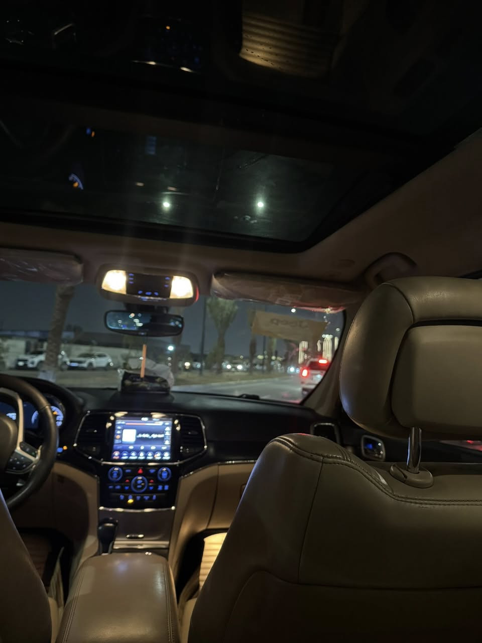 السلام عليكم جيب كراند شيروكي لمتد. خليجي موديل 2020 فول مواصفات واحد ع واحد مكفوله كفاله السياره شخط مابيها ماشيها 85 حقيقي السياره نضيفه بمعنى الكلمه تجي وتشوفها معروفه مواصفات لمتدد ***********
