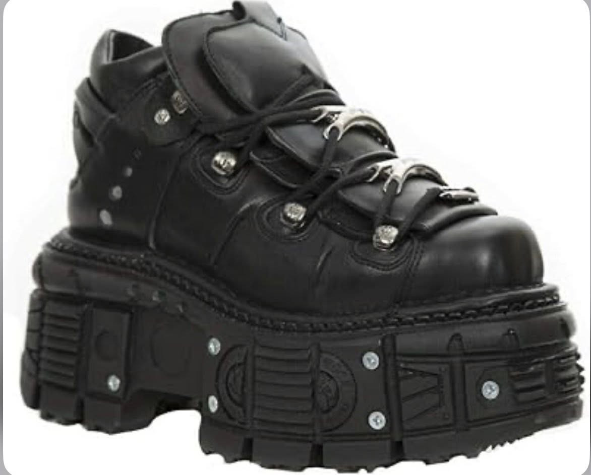 سلام عليكم حذاء ماركه تانك من نيو روك العراق
الحذاء ما ملبوسه ولا مره بل جيس بعده بدون باكيت اجت 
السعر 65 الف وبيه مجال 
رقم الهاتف ***********
