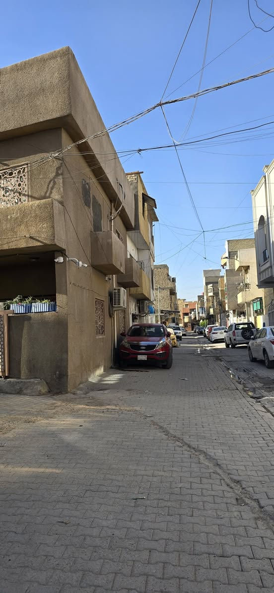 دار ركن للبيع ملك صرف
الموقع: الاعظمية / قرب مستشفى النعمان
المساحة: ٥٢.٥ م بالسند وواقع الحال ٧٠ متر ركن واجهة ٧متر  ونزال ١٠متر  شارع عريض وبناء مسلح وكما موضح بالصور وسند منفصل مع مشتمل فقط
الطابق الارضي صالة كبيرة (ومطبخ مع الكاونتر وملحقاته) وخدمات وترك
الطابق الاول غرفتين نوم وصحيات الاولى كبيرة تم دمجها كانت سابقاً غرفتين  
الطابق الثالث بيتونة مع مخزن سندوج بنل والبيت بحالة جيده ونظيف
السعر ٢٩٥ مليون وبي مجال
التواصل فقط على الرقم او وتس اب  / ***********
