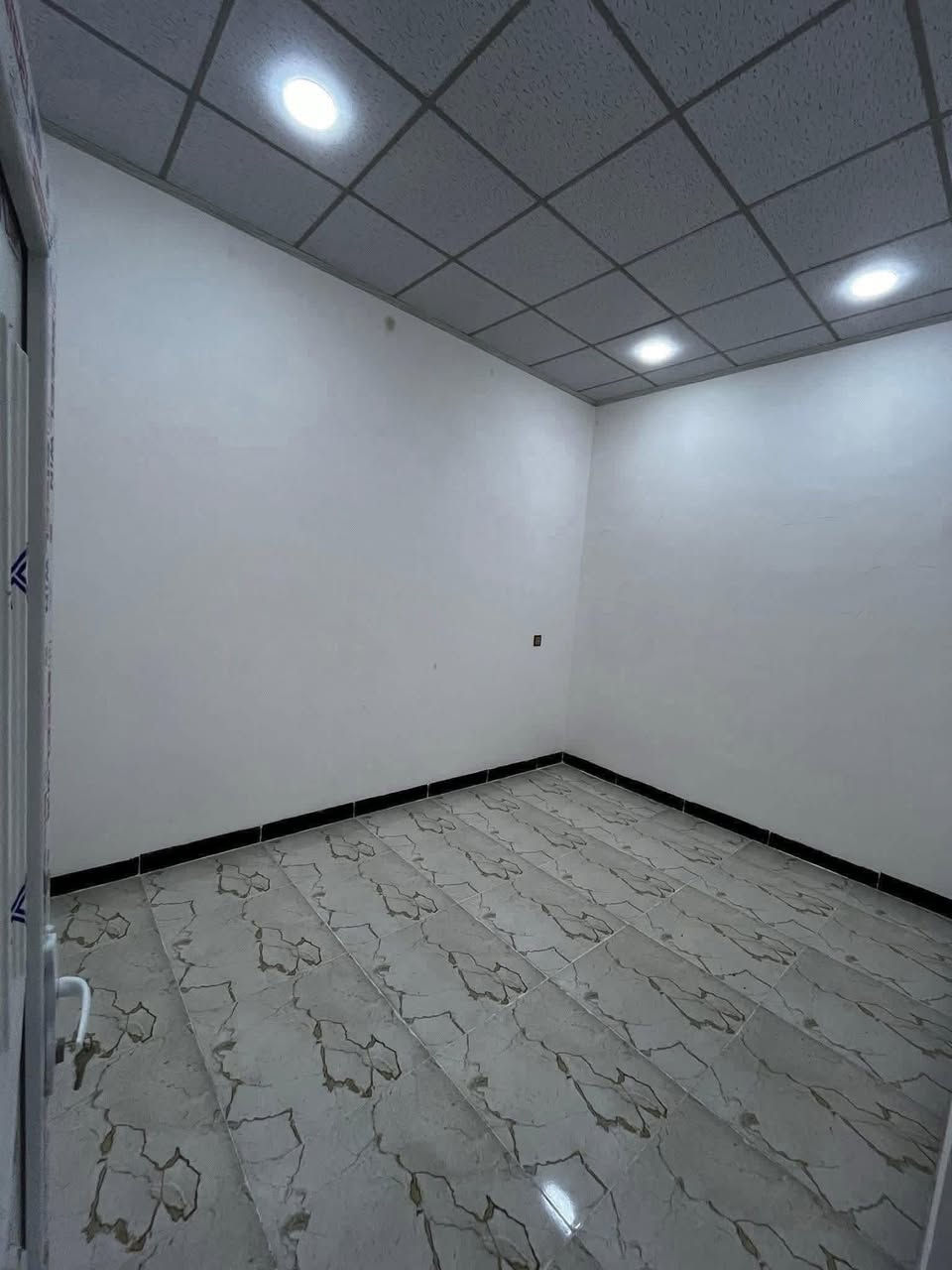 شقة للايجار في حي السماح الاركان على شارع 20م
مساحة 100م بناء حديث تحتوي على غرفتين نوم وصالة ومطبخ وصحيات وبيتونه ، مزودة بنظام دكتات وغسالات

قريبة من الاسواق والمدارس والمحلات على شارع 20

للاستفسار الاتصال على الرقم -
***********
***********
