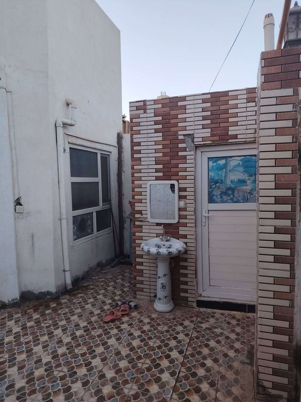 الدار للبيع طابو صرف المساحه 125 متر طابق ونصف الموقع ممتاز حي المطاط المناذرة خلف ملعب الخورنق مباشرتاََ خلف مدرسة احباب العراق يحتوي على :
1-استقبال كبير
2- صاله
3- غرفة
4-مطبخ حار + مطبخ بارد
5- صحيات خارجية وداخلية
6 - طارمة
٧-حديقة امام المنزل ٨٠٠ متر مسيجة وتابعه لصاحب الدار

             (الطابق الثاني) يحتوي علي :

1- صاله صغيرة
2- غرفه سويت كبيره جداََ
3- صحيات داخل الغرفة
4 - سطح
السعر 115 للأستفسار اكثر الاتصال على الرقم ***********
