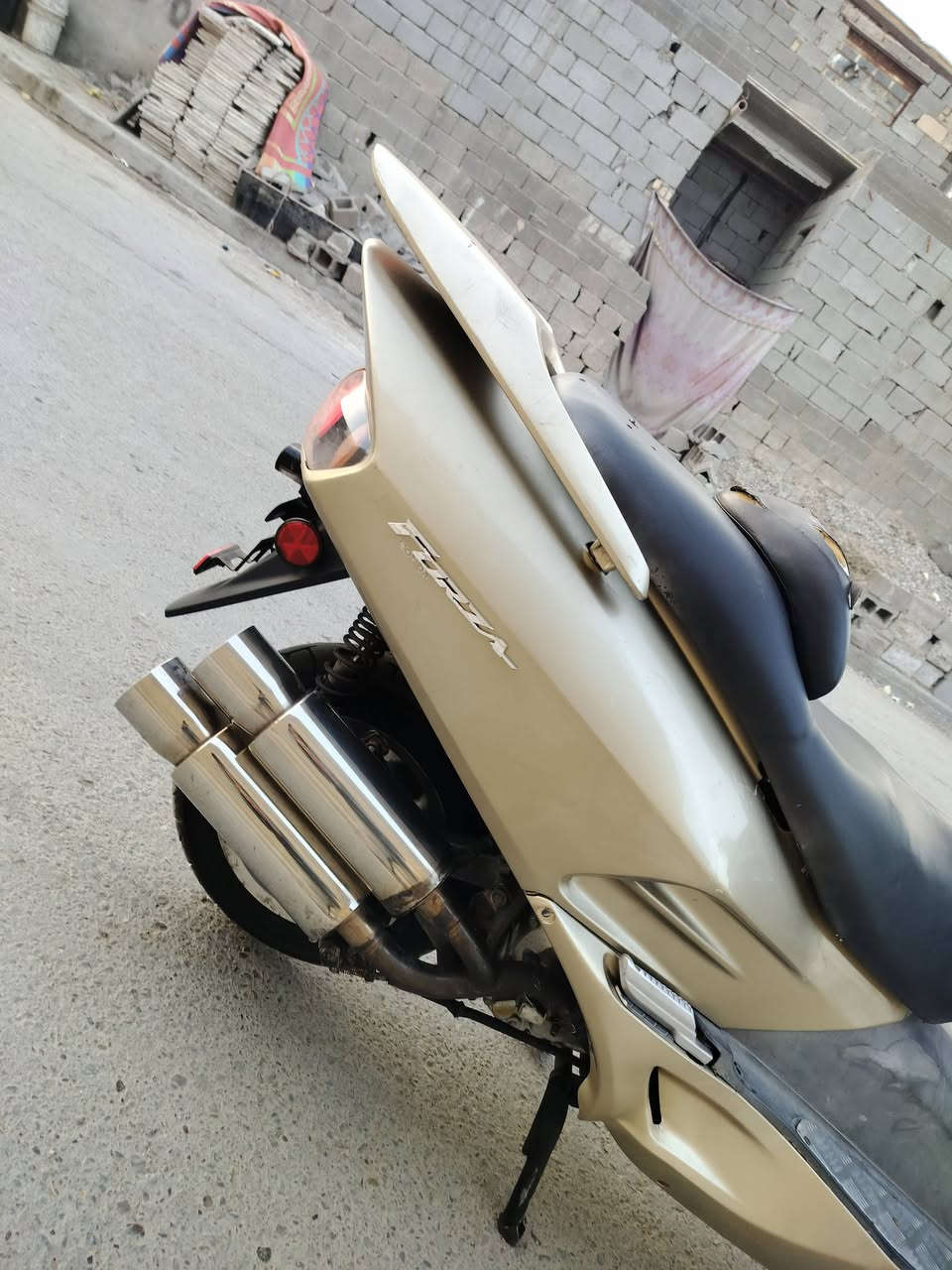 السلام عليكم فؤرزه صغر 6لؤن ذهبي، بلاد كهربايات كيجات كلهه شغاله
مكينه اكلجات مكفؤله طستهه ناعمه نكره باي ؤقت حماؤه نص ثابته شلعه ؤمعدل فؤل استيرن رياضي دؤس رياضي صالنصه رياضي 
اؤراق كامله دراجه جاهزه بدؤن نقص سعرهه 750مكانهه بغداد شراي اتصل عرقم ؤتدلل ***********
