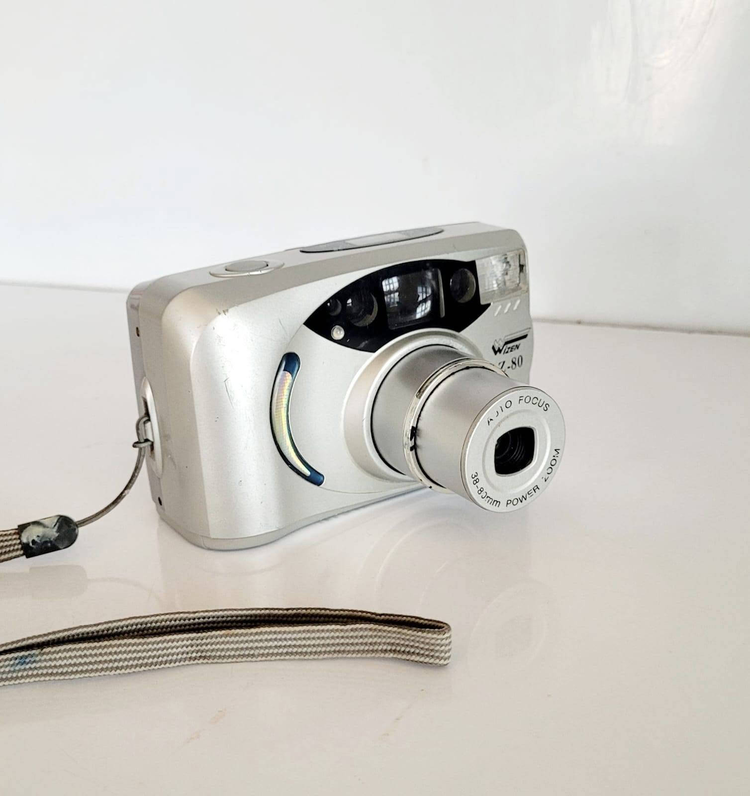 كاميرا Wizen Z-80 Power Zoom كلاسيكية.
 هي كاميرا فيلم تماثلية مدمجة (Point & Shoot) تعتمد على أفلام بمقاس 35 ملم. تم تصنيعها في التسعينيات ومطلع الألفينات وتتميز بكونها آلية وسهلة الاستخدام للغاية.
المواصفات الأساسية للكاميراالعدسة: عدسة تقريب ميكانيكية (Power Zoom) بمدى بؤري يتراوح بين 38-83 ملم.التركيز: نظام ضبط بؤري تلقائي (Auto Focus).
الوميض: فلاش مدمج متعدد الوضعيات (تلقائي، تقليل العين الحمراء، تشغيل، إيقاف).
الميزات المضافة: تحتوي على مؤقت ذاتي (Self-Timer) وشاشة LCD صغيرة في الأعلى لعرض عدد اللقطات وحالة البطارية.
الطاقة: تعمل عادةً باستخدام بطاريات قلم عدد 2 لتشغيل محرك التقريب والفلاش التلقائي.
هذا المواصفات اخذتها من الكوكل 
الكاميرا مستخدمة نظيفة السعر :  25 الف شامل التوصيل


**إذا كنت صاحب هذا الإعلان وتريد حذفه لأي سبب، رجاءا أرسل رسالة إلى الدعم الفني**